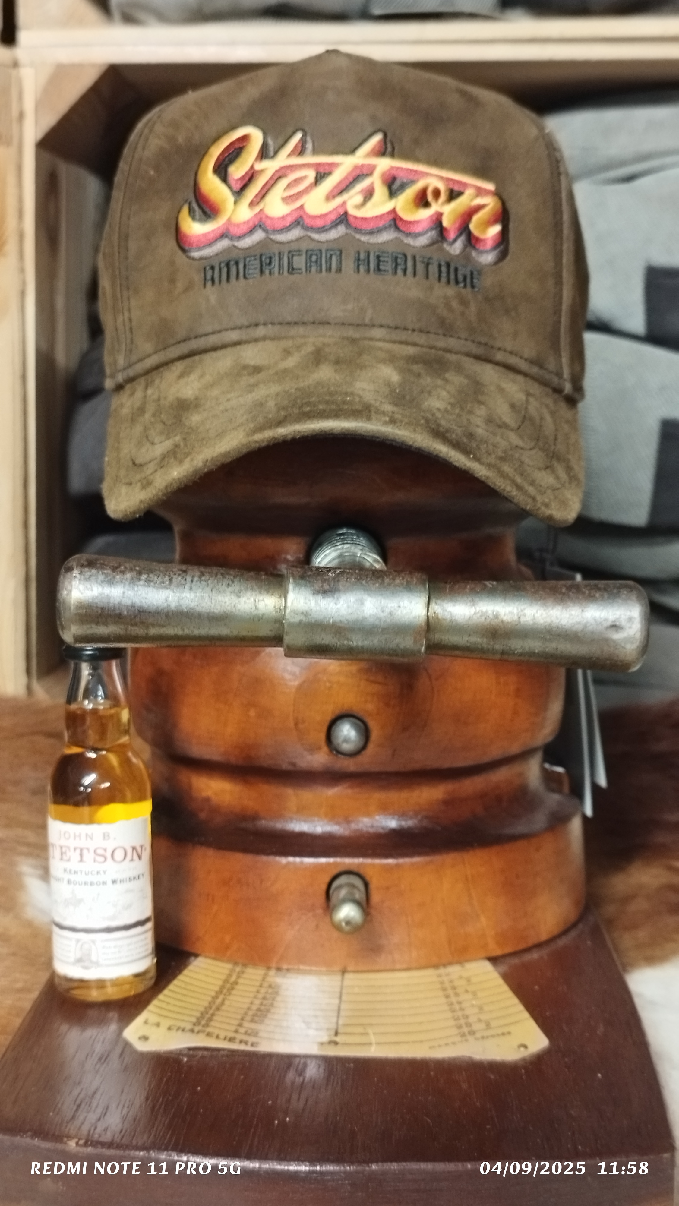 Casquette sur présentoir