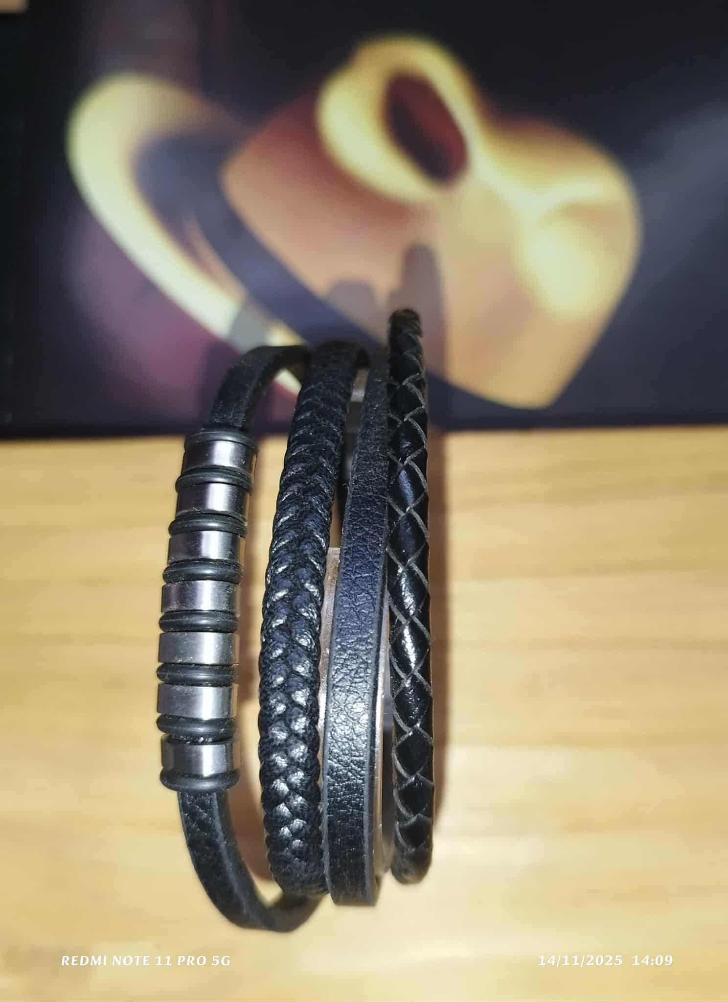 Z. Bracelet en cuir et divers – Image 9